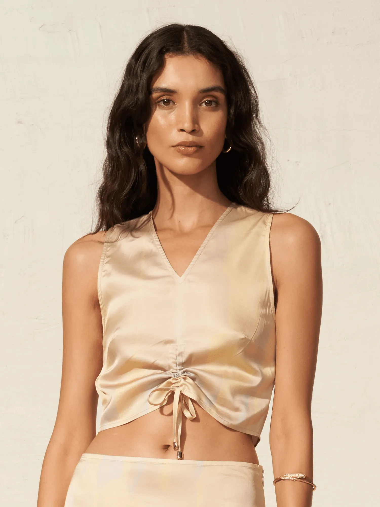 HYDRA - Top cropped à longueur ajustable en satin de viscose imprimé Tie & Dye Jaune