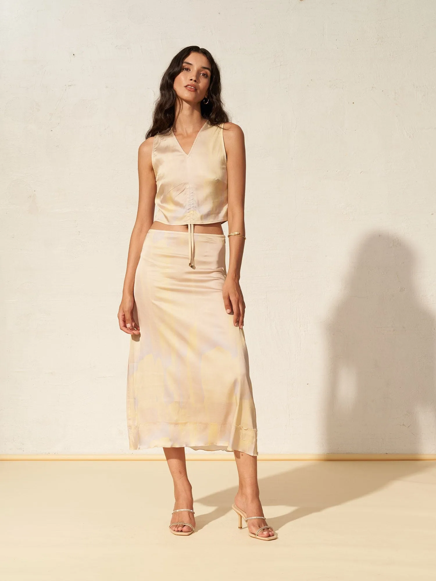 HYDRA - Top cropped à longueur ajustable en satin de viscose imprimé Tie & Dye Jaune