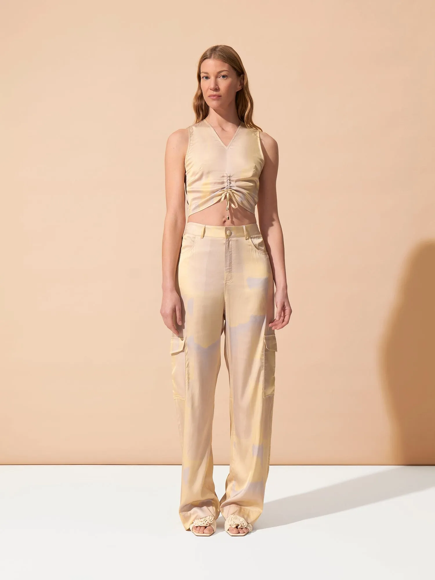 HYDRA - Top cropped à longueur ajustable en satin de viscose imprimé Tie & Dye Jaune