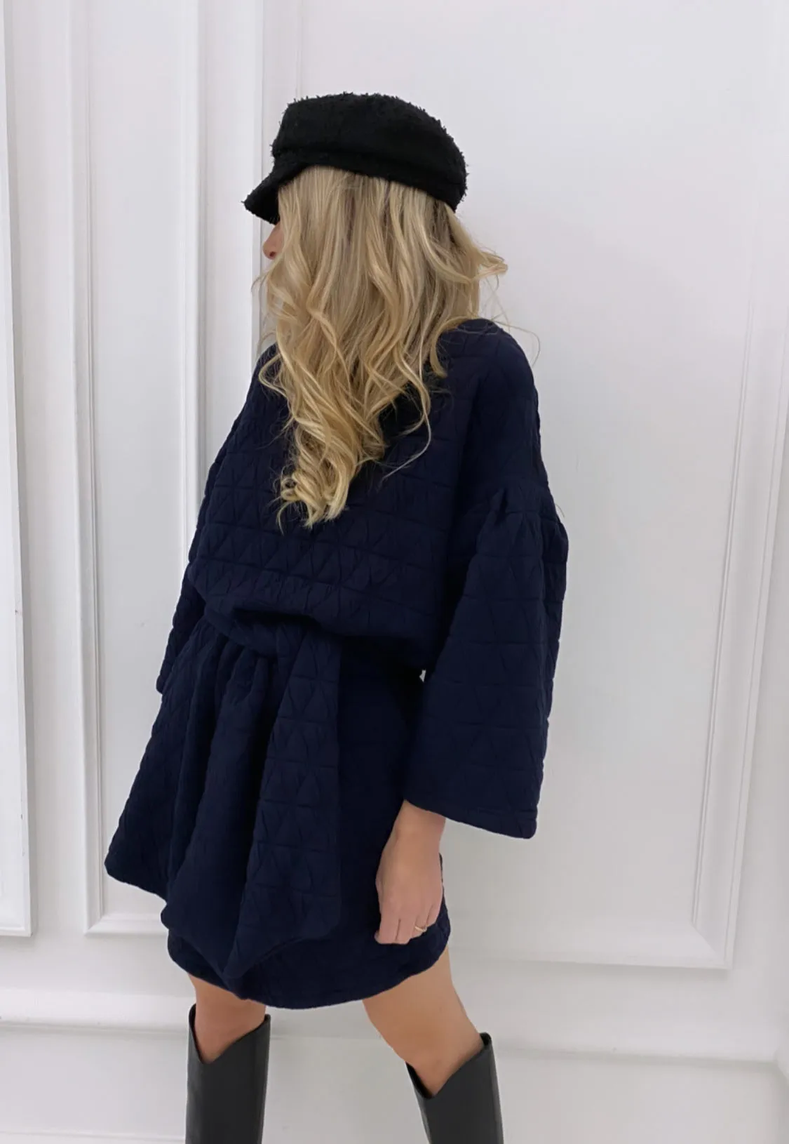 Robe “EVA” bleu marine matelassée ceinturée