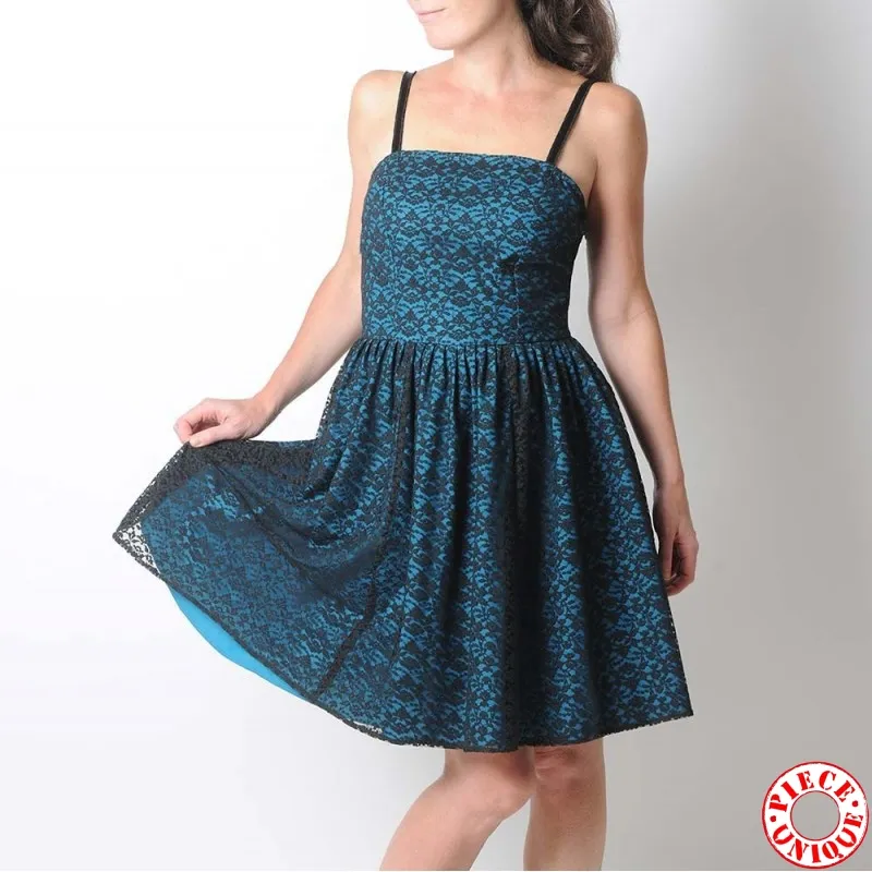 Robe habillée noire et bleue, dentelle, à bretelles