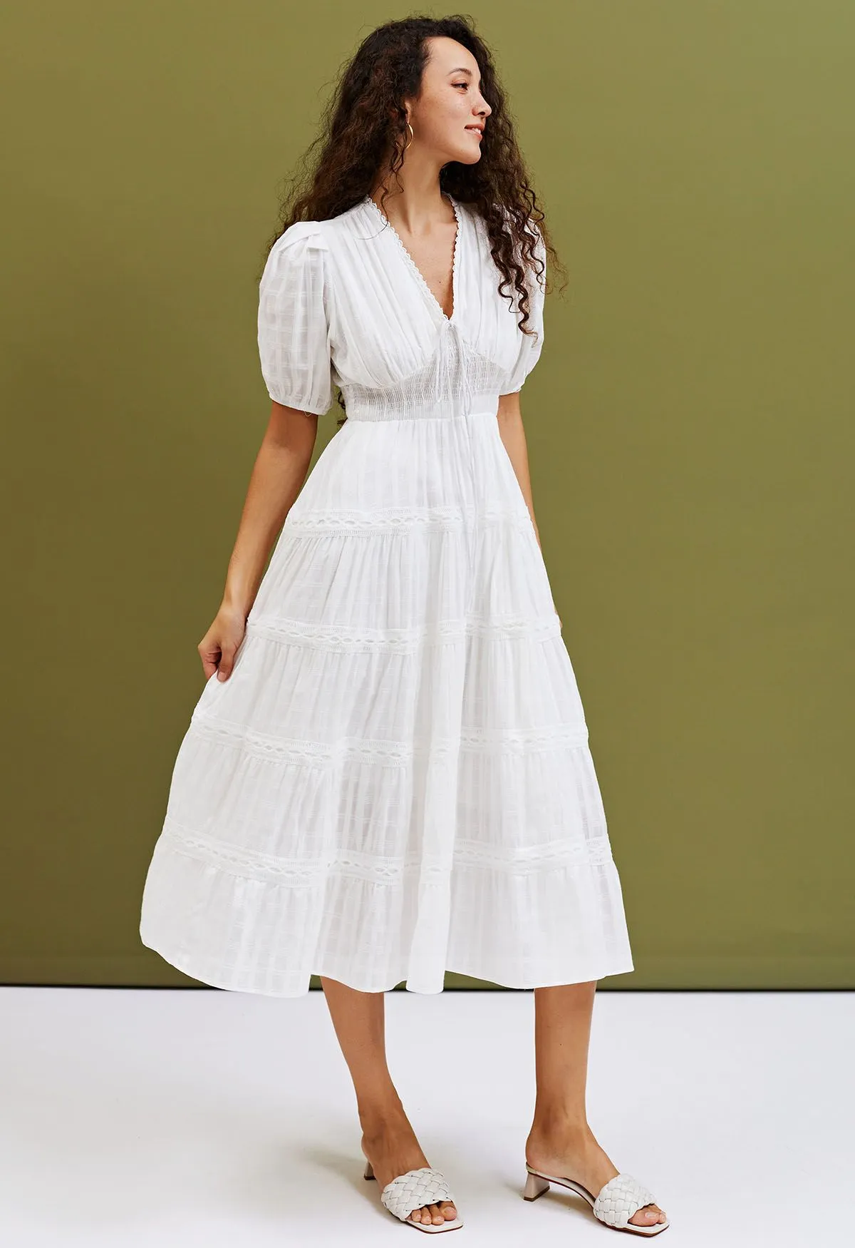 Robe mi-longue à carreaux et col en V festonné en blanc