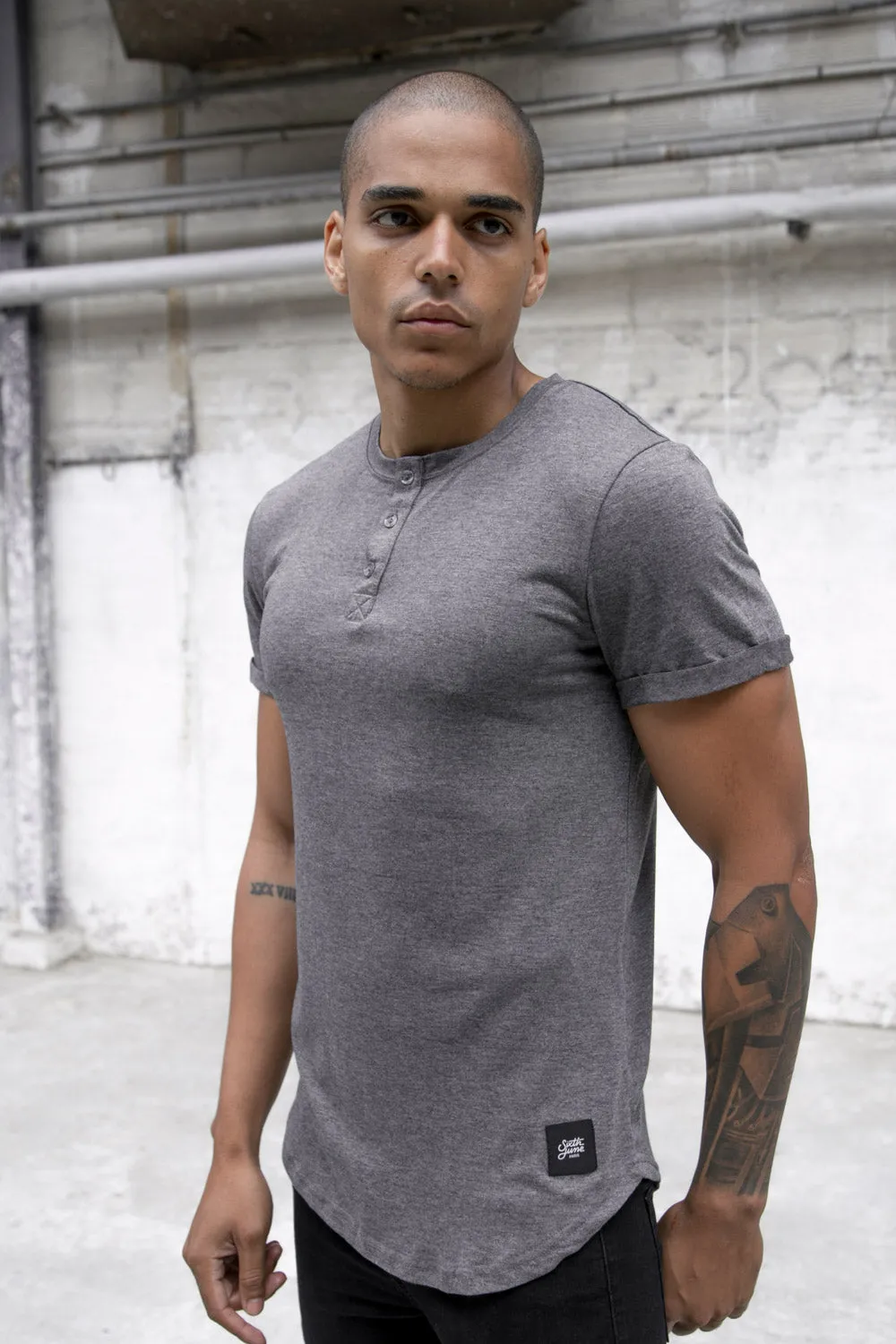 T-shirt col tunisien ajusté gris