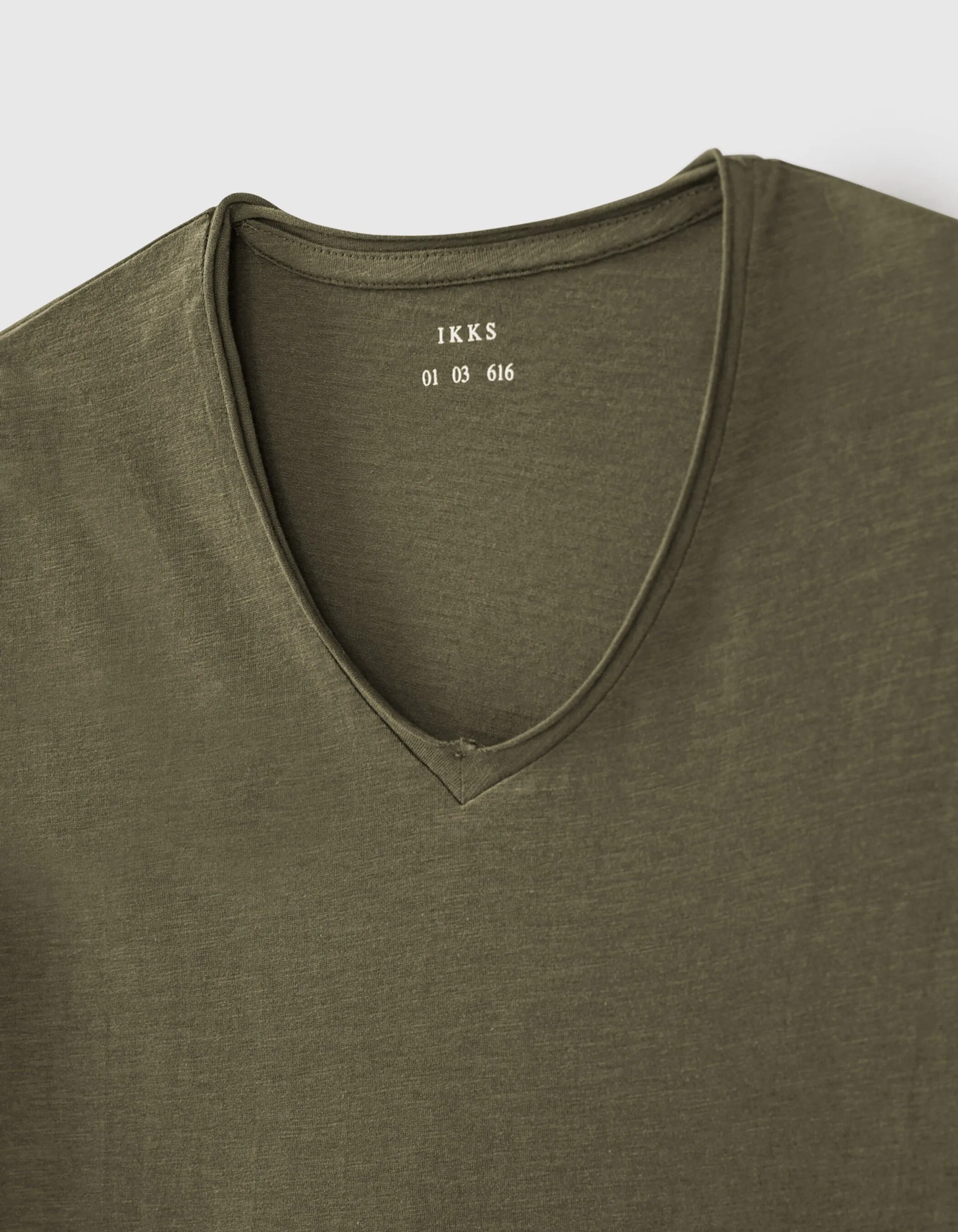 T-shirt L'Essentiel dark kaki à col V Homme