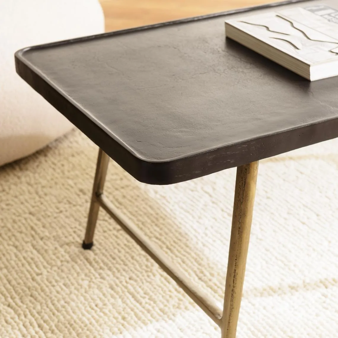 Table basse rectangulaire en Aluminium plateau Noir et pieds Dorés JOHAN | 3 Suisses